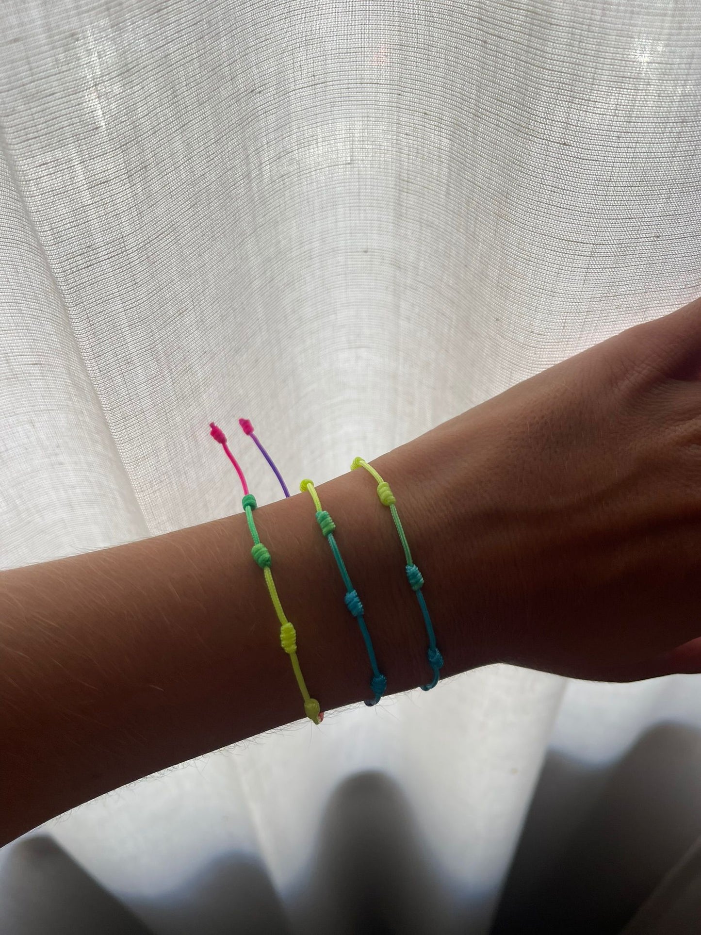 Conjunto de 3 pulseiras com 7 nós multicoloridas | Set of 3 bracelets with 7 multicolored knots