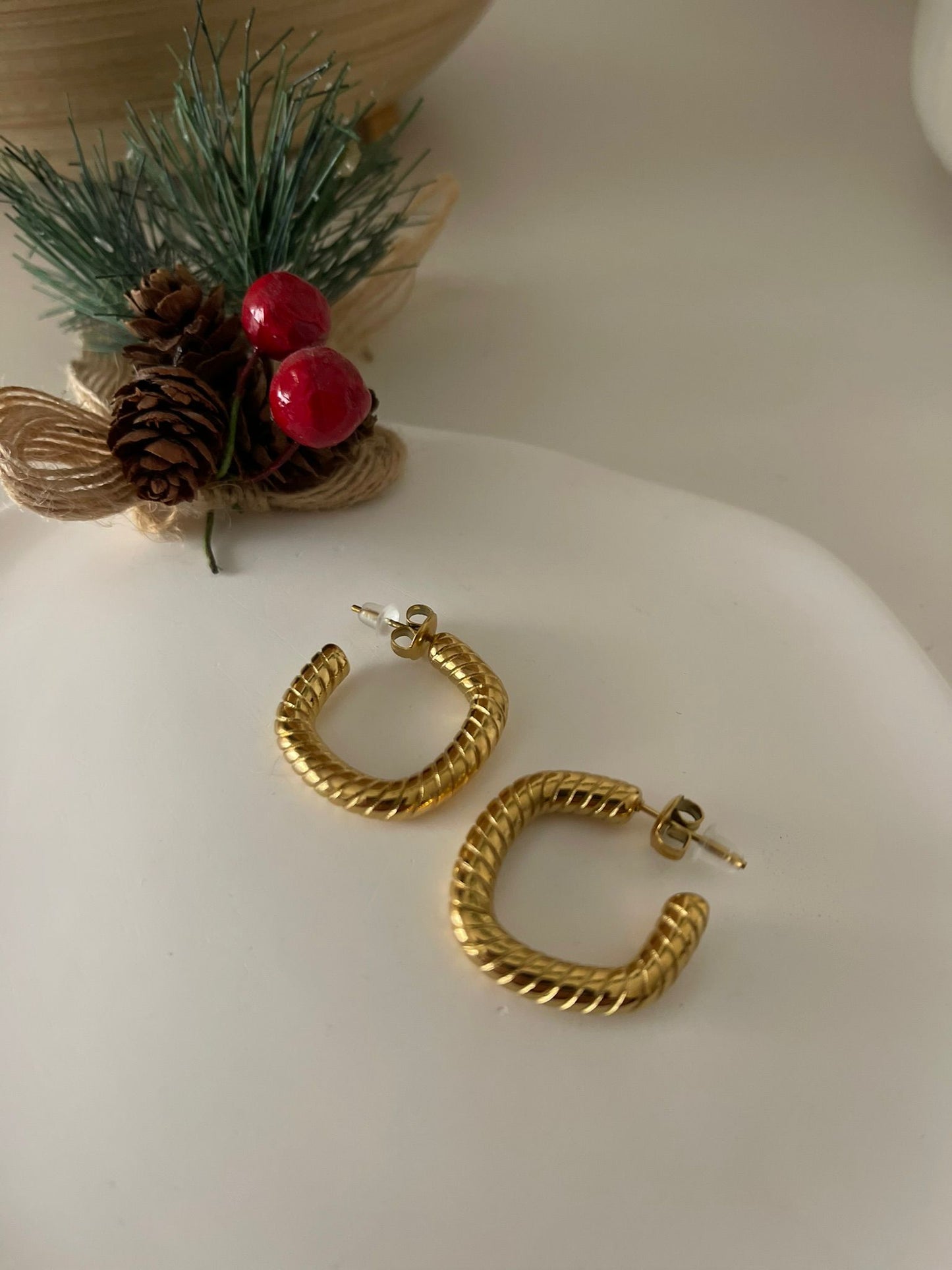 Brincos 100% aço inoxidável em dourado | 100% stainless steel earrings in gold