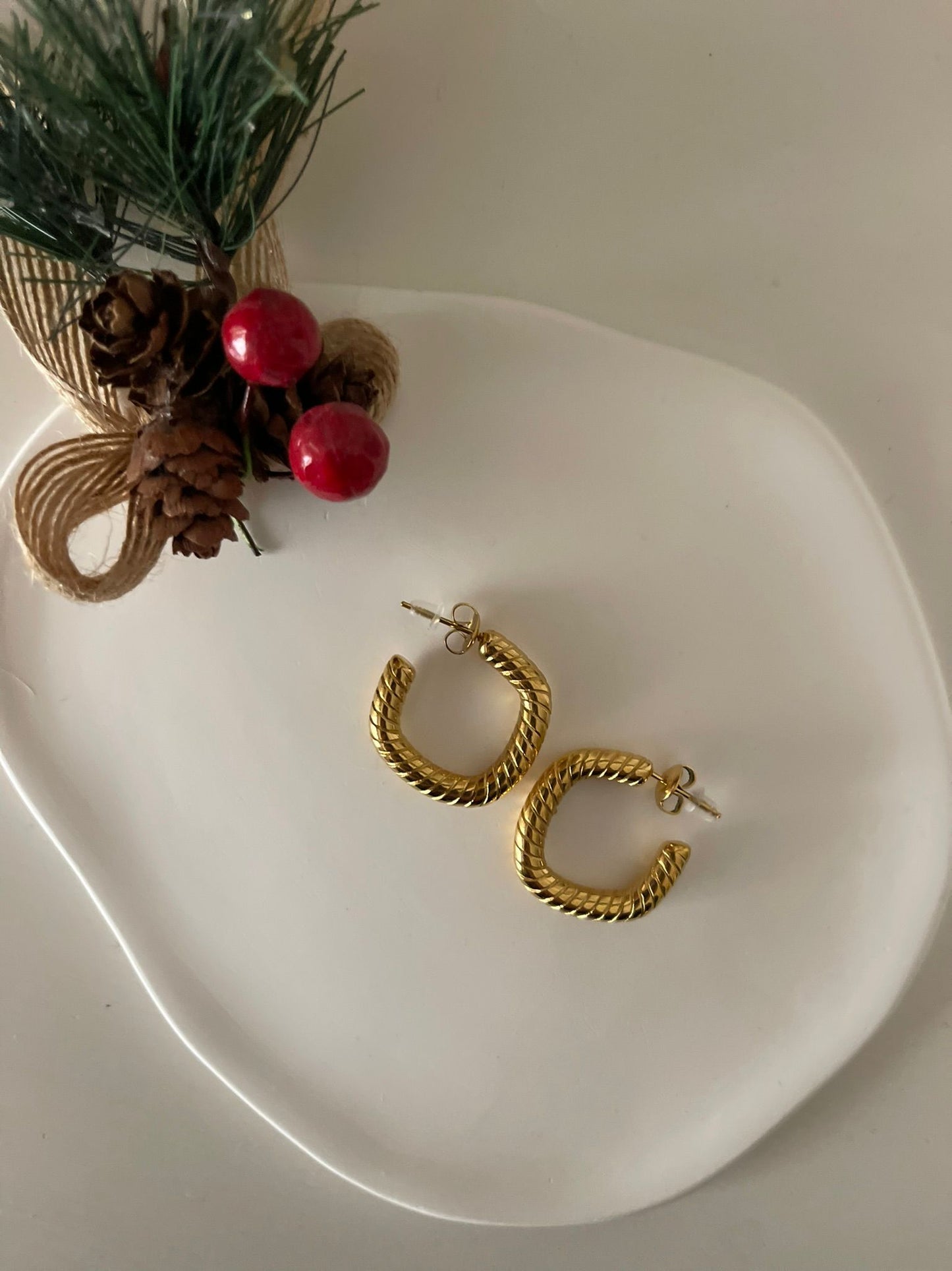 Brincos 100% aço inoxidável em dourado | 100% stainless steel earrings in gold