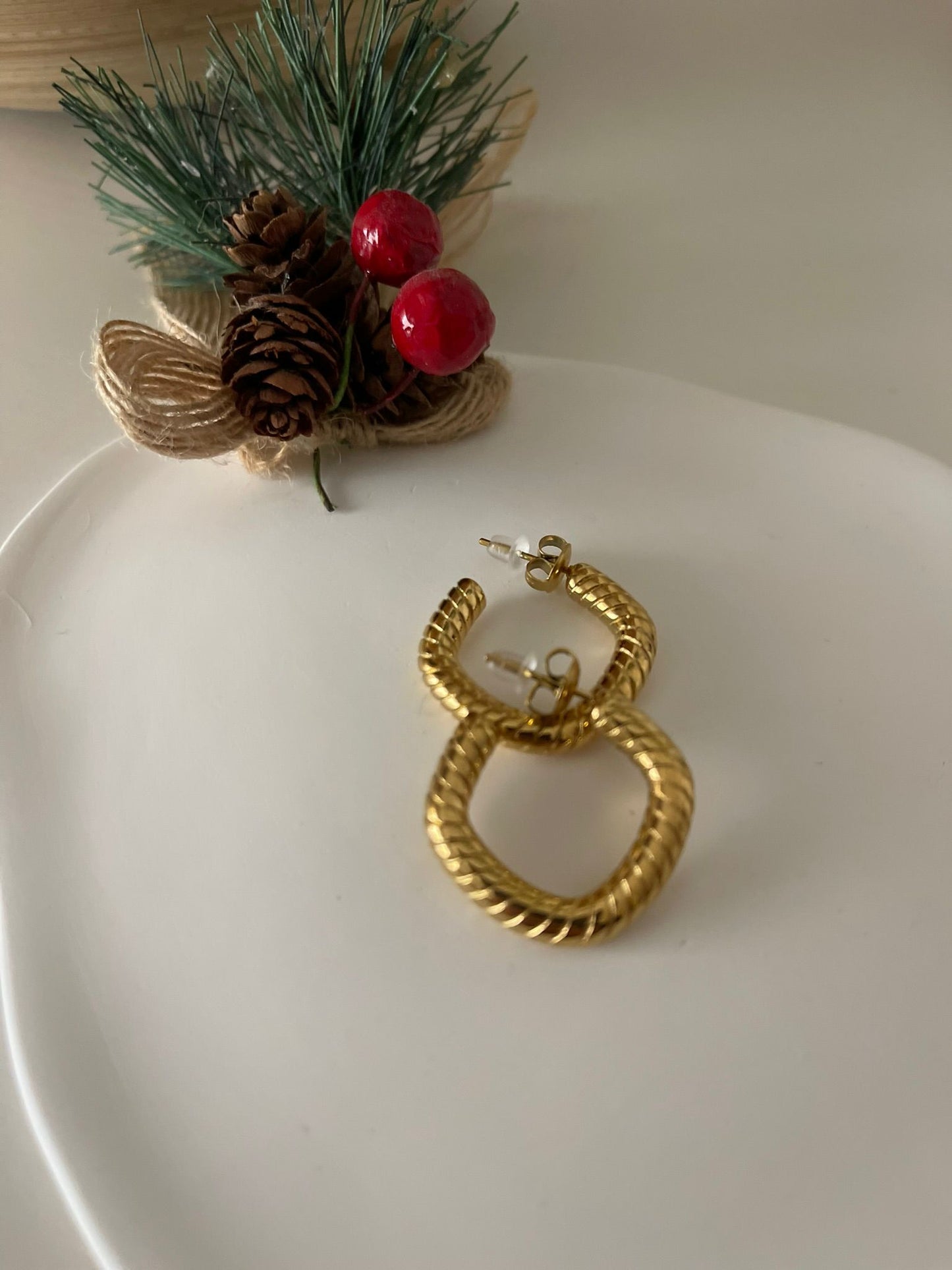 Brincos 100% aço inoxidável em dourado | 100% stainless steel earrings in gold