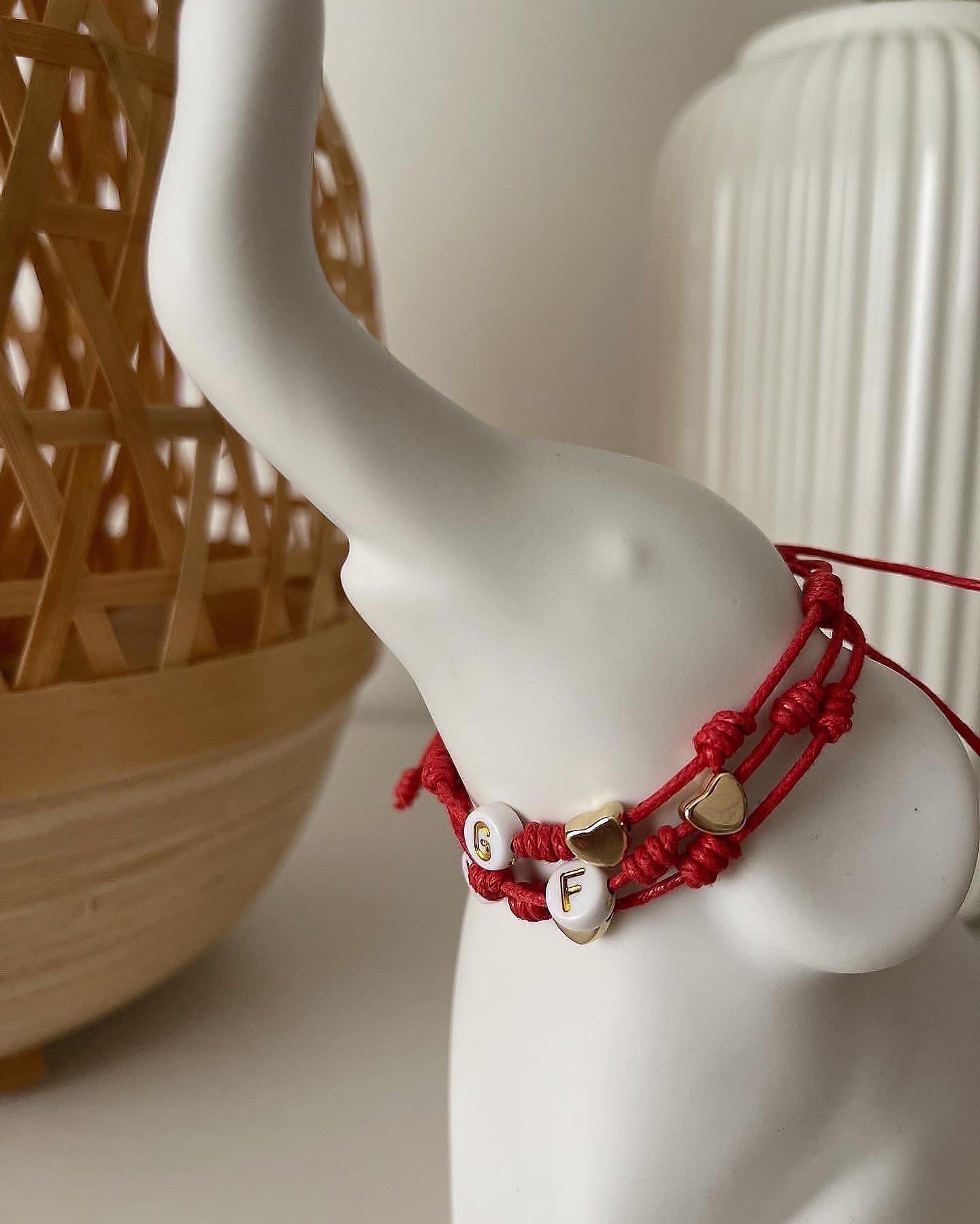 Pulseira com 7 nós (com letra e coração) | Bracelet with 7 knots (with letter and heart)