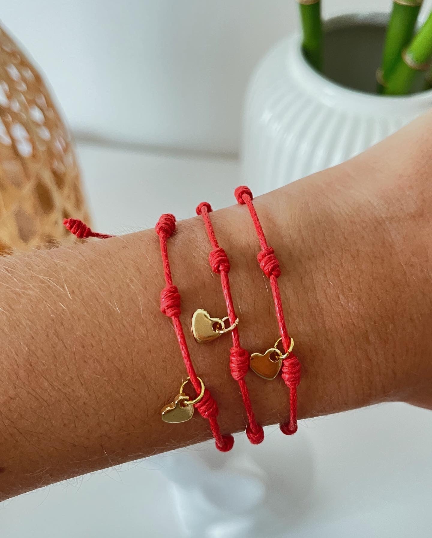 Conjunto de 3 pulseiras com 7 nós (com pendente coração dourado) | Set of 3 bracelets with 7 knots (with golden heart pendant)