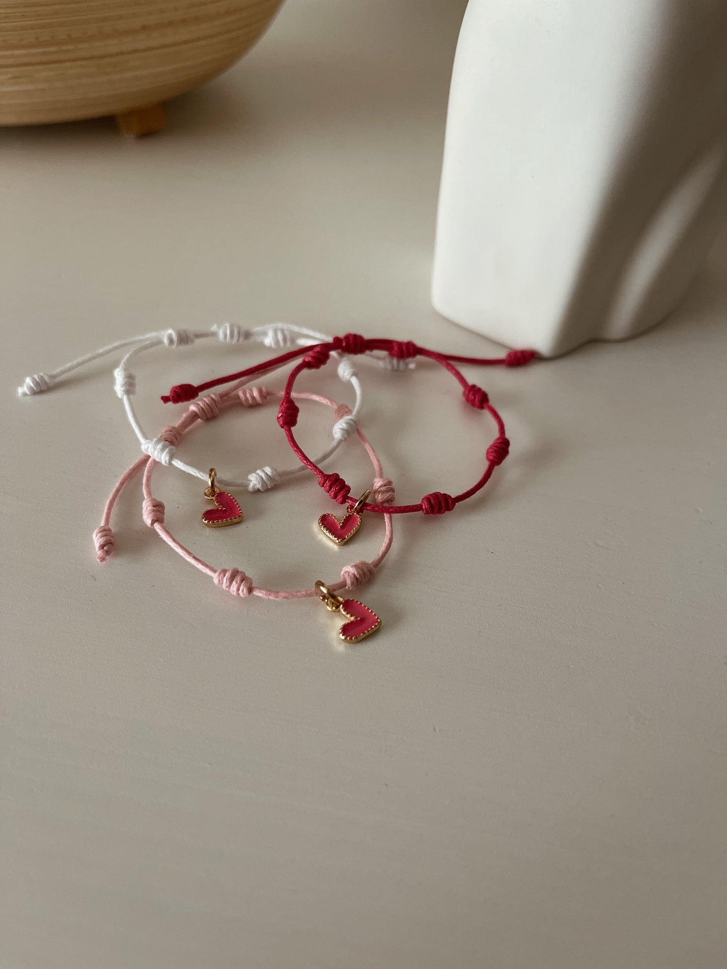 Conjunto de 3 pulseiras com 7 nós (com pendente coração cor-de-rosa) | Set of 3 bracelets with 7 knots (with pink hearth pendant)
