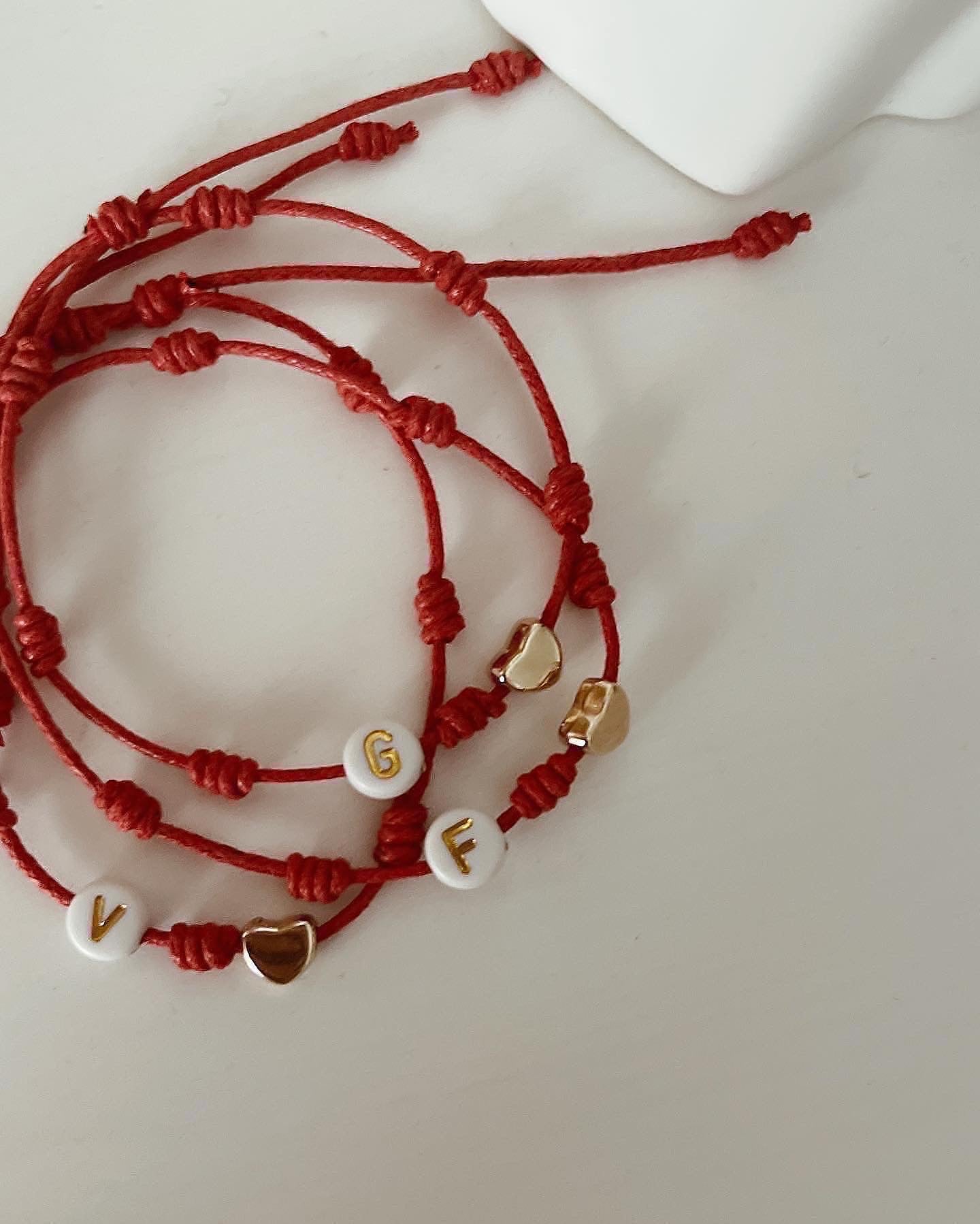 Pulseira com 7 nós (com letra e coração) | Bracelet with 7 knots (with letter and heart)