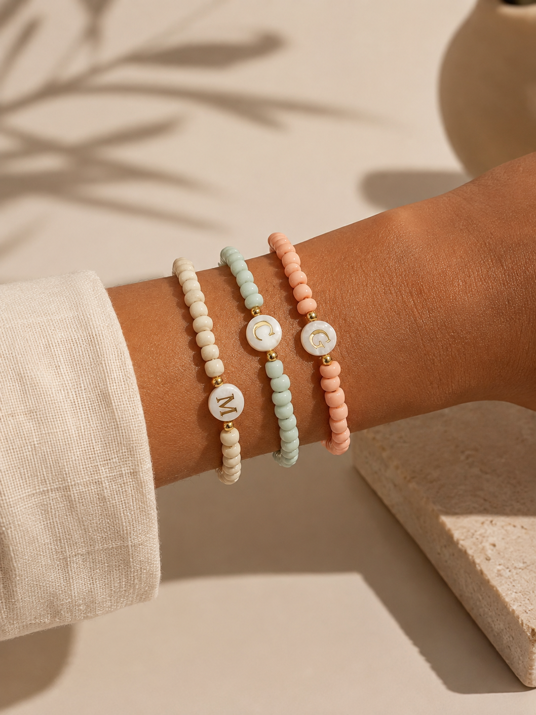 Pulseiras com inicial em madrepérola
