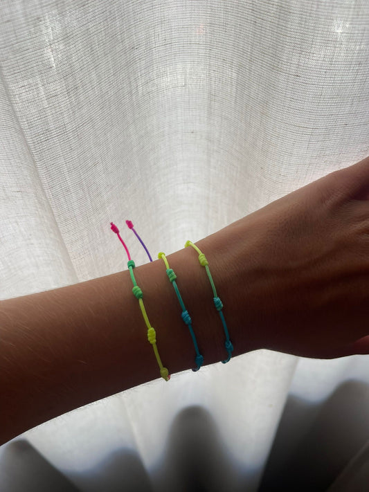 Conjunto de 3 pulseiras com 7 nós multicoloridas | Set of 3 bracelets with 7 multicolored knots