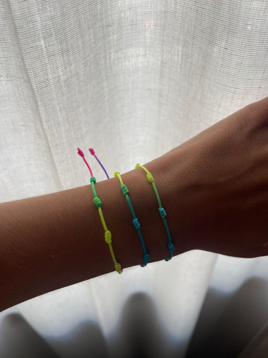 Conjunto de 3 pulseiras com 7 nós multicoloridas | Set of 3 bracelets with 7 multicolored knots