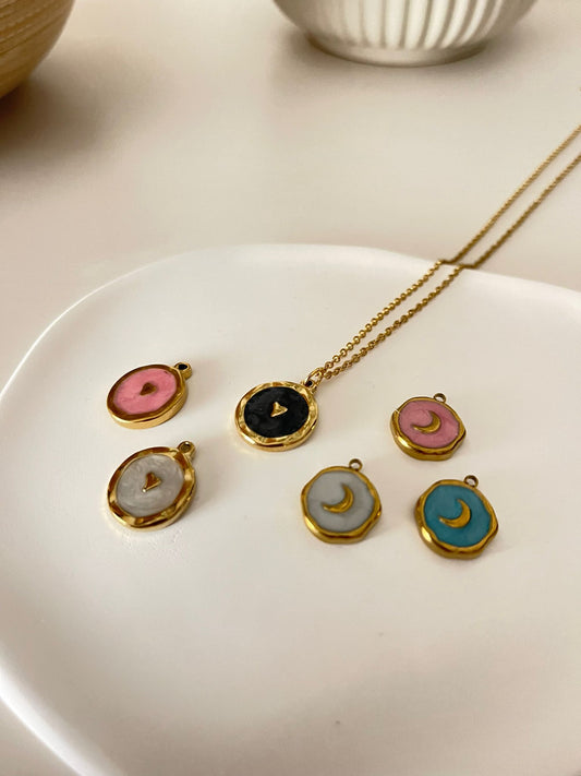 Necklace with round pendant