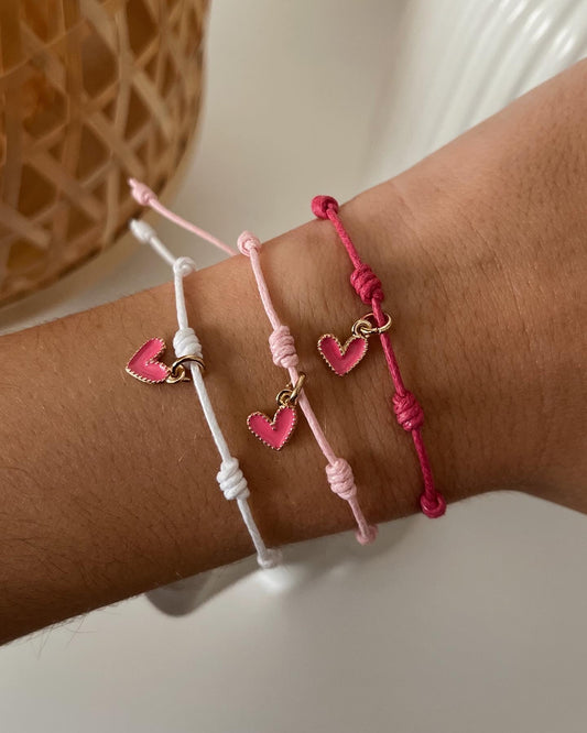 Conjunto de 3 pulseiras com 7 nós (com pendente coração cor-de-rosa) | Set of 3 bracelets with 7 knots (with pink hearth pendant)