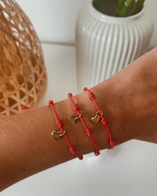 Conjunto de 3 pulseiras com 7 nós (com pendente coração dourado) | Set of 3 bracelets with 7 knots (with golden heart pendant)